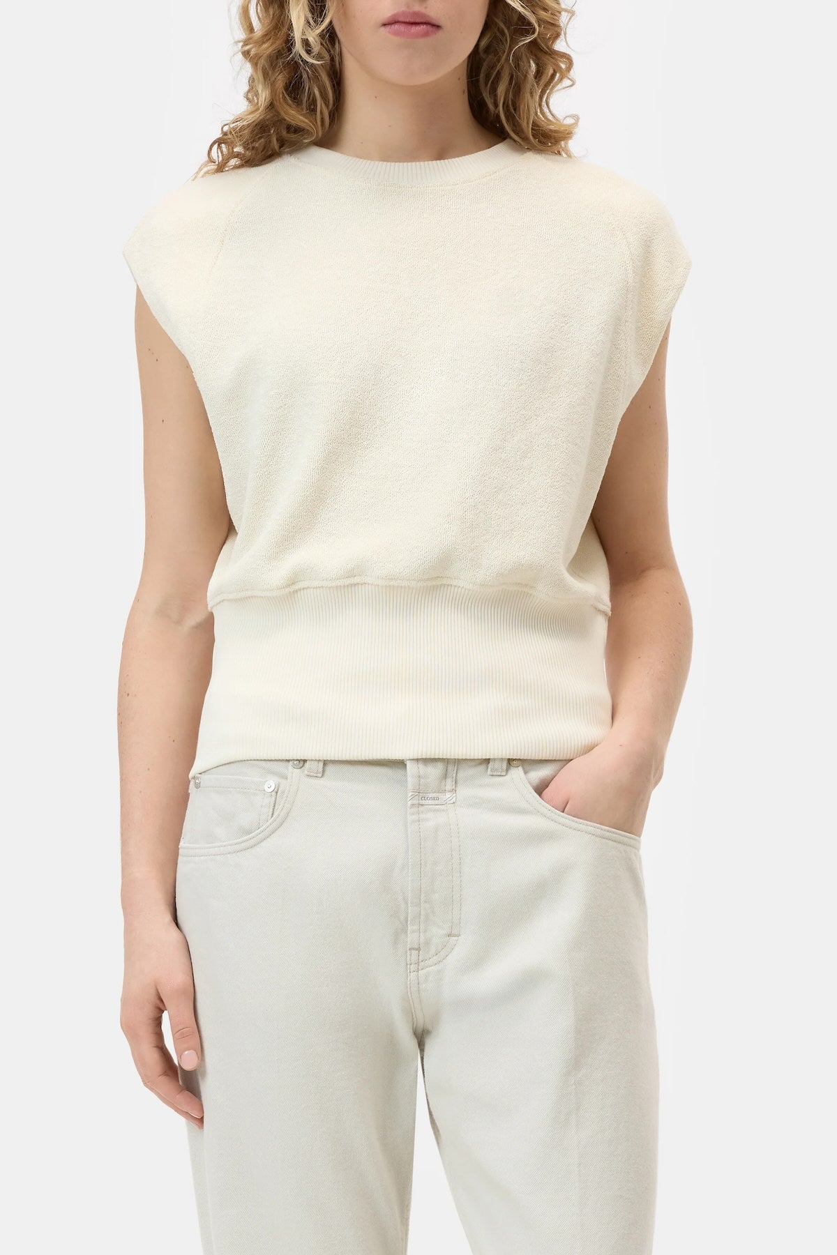 CAMISETA CLOSED COLOR BEIGE