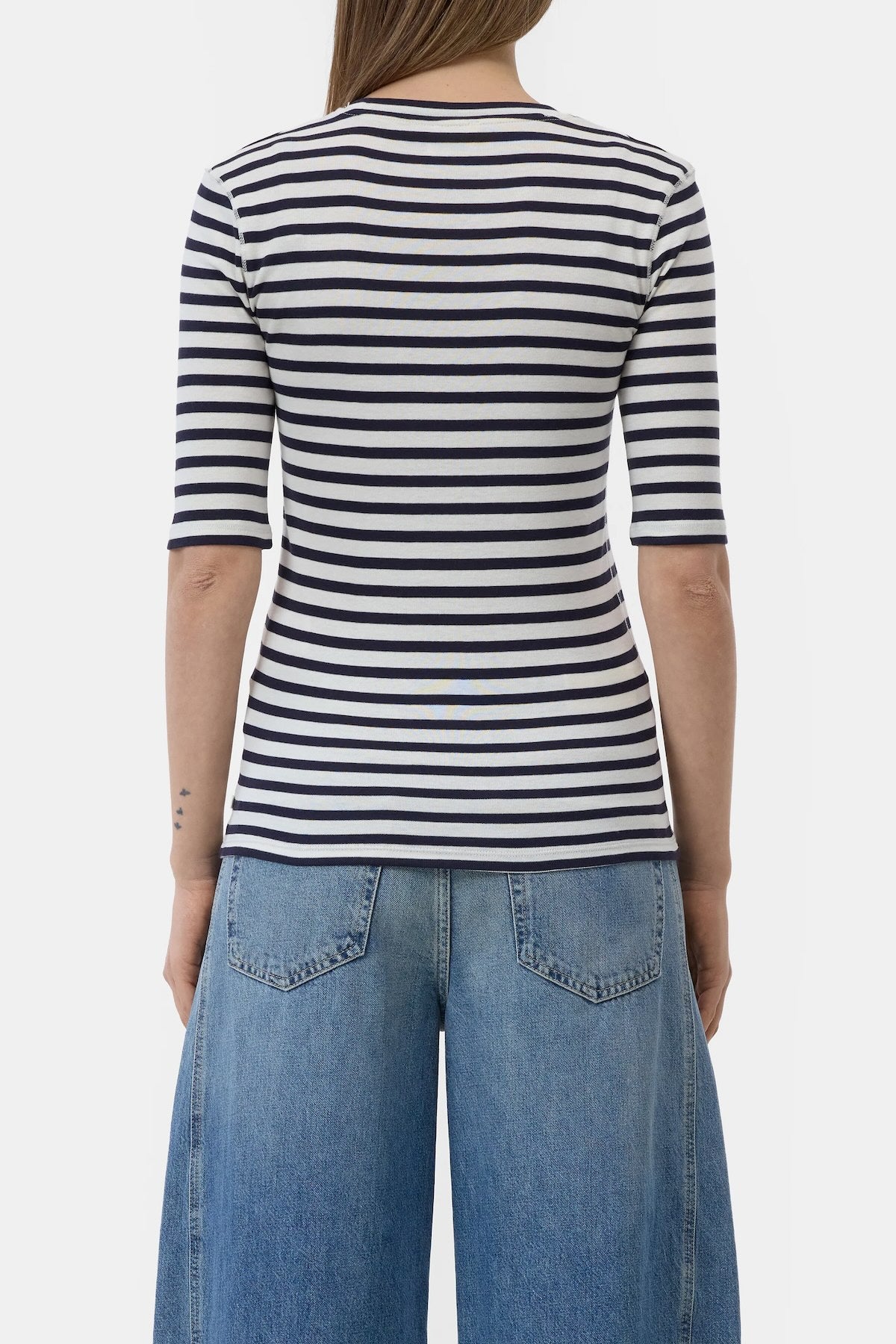 CAMISETA CLOSED COLOR NEGRO