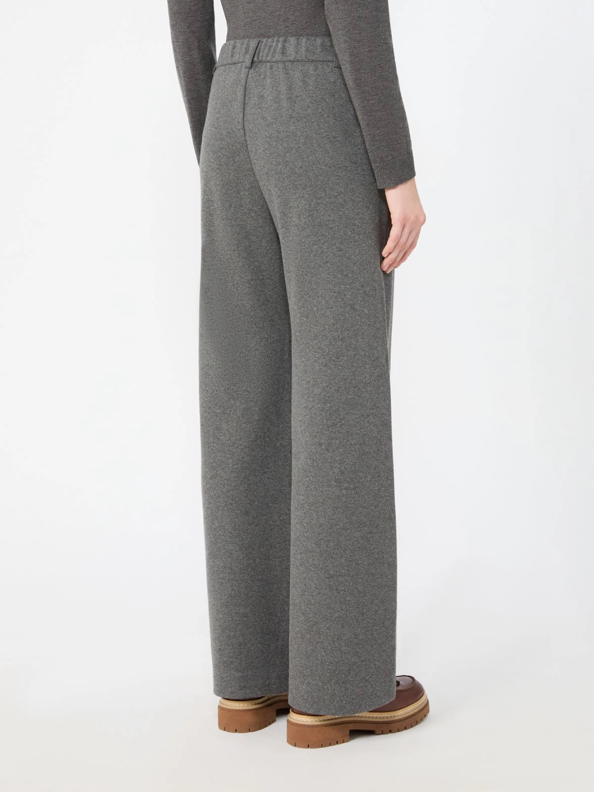 PANTALON DE PUNTO JACQUARD -GRIS
