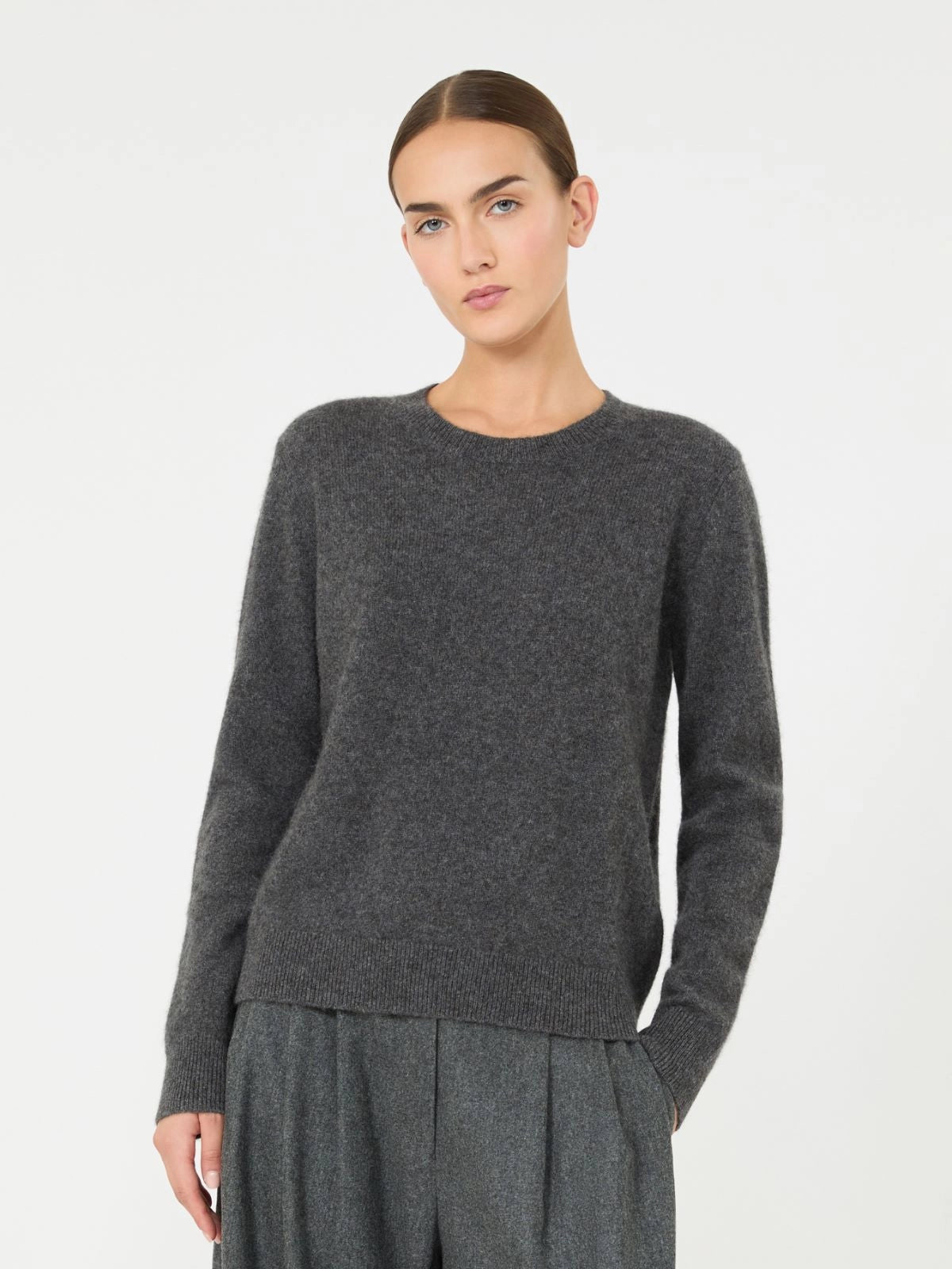 JERSEY DE CUELLO REDONDO DE HILADO DE JAK- GRIS MEDIO
