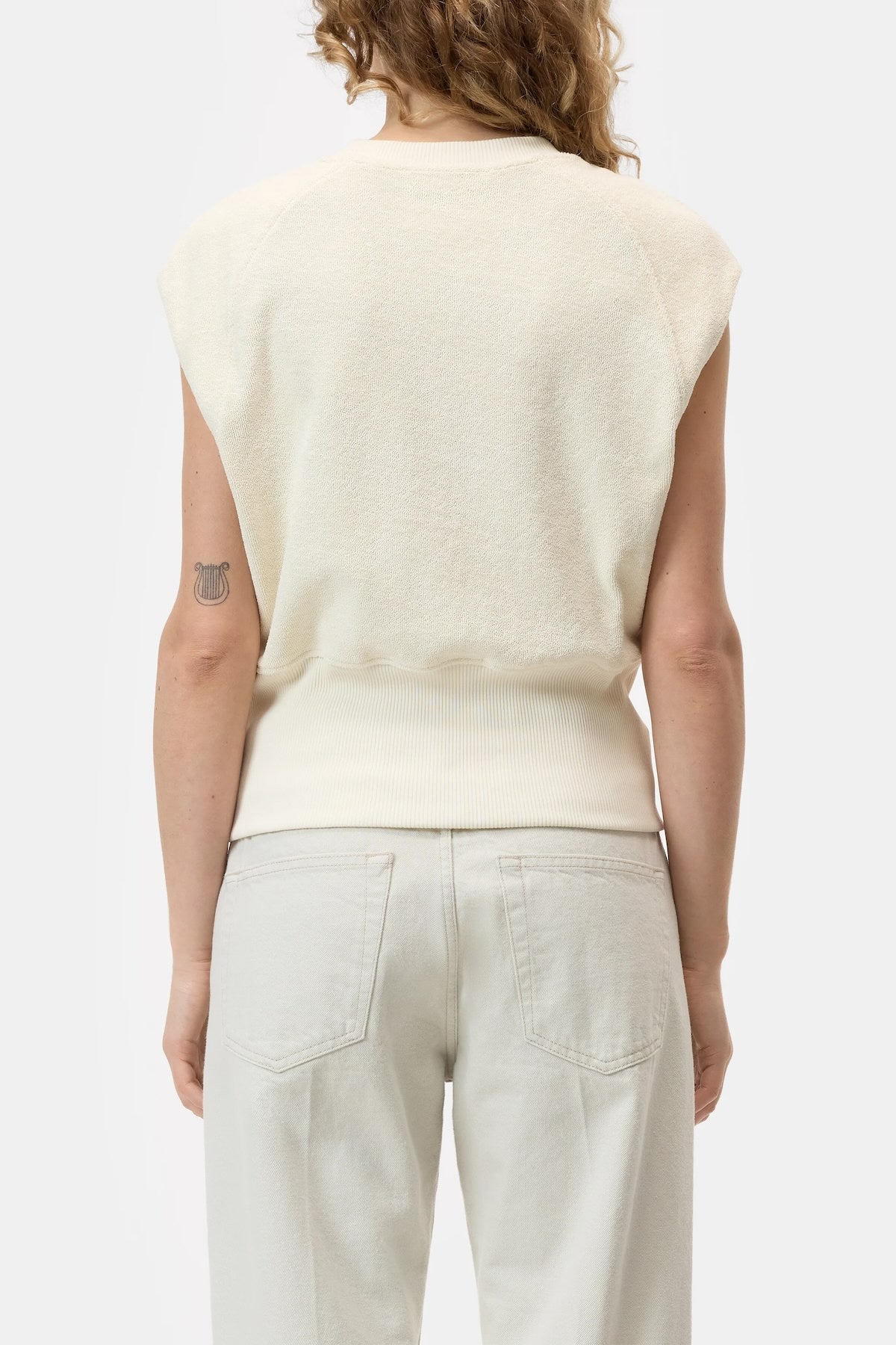 CAMISETA CLOSED COLOR BEIGE