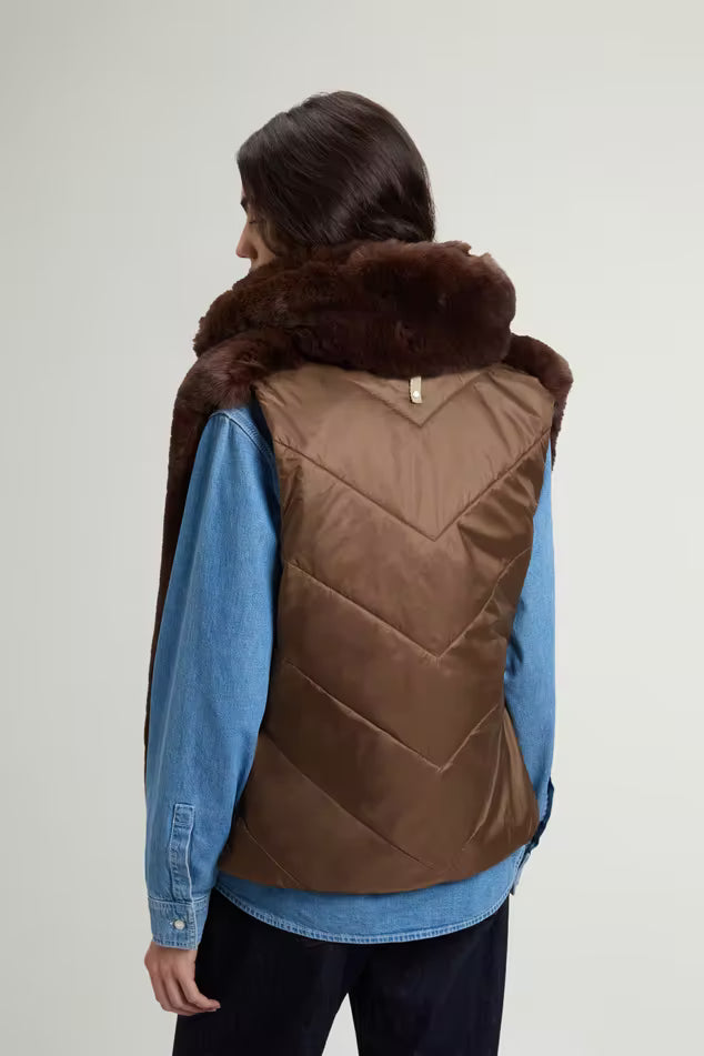 Chaleco híbrido de pelo sintético y nailon acolchado