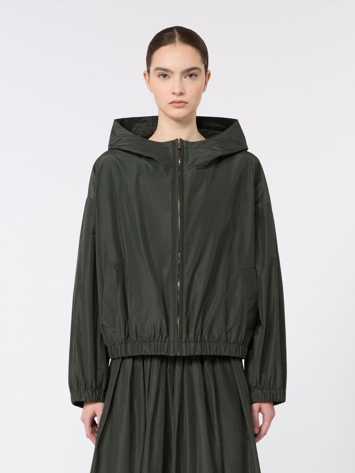 CHAQUETA CON CAPUCHA DE TAFETÁN- VERDE