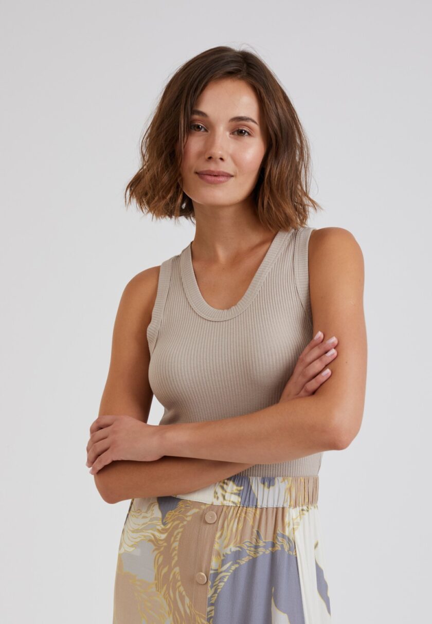 CAMISETA  COLOR TAUPE MI AND CO