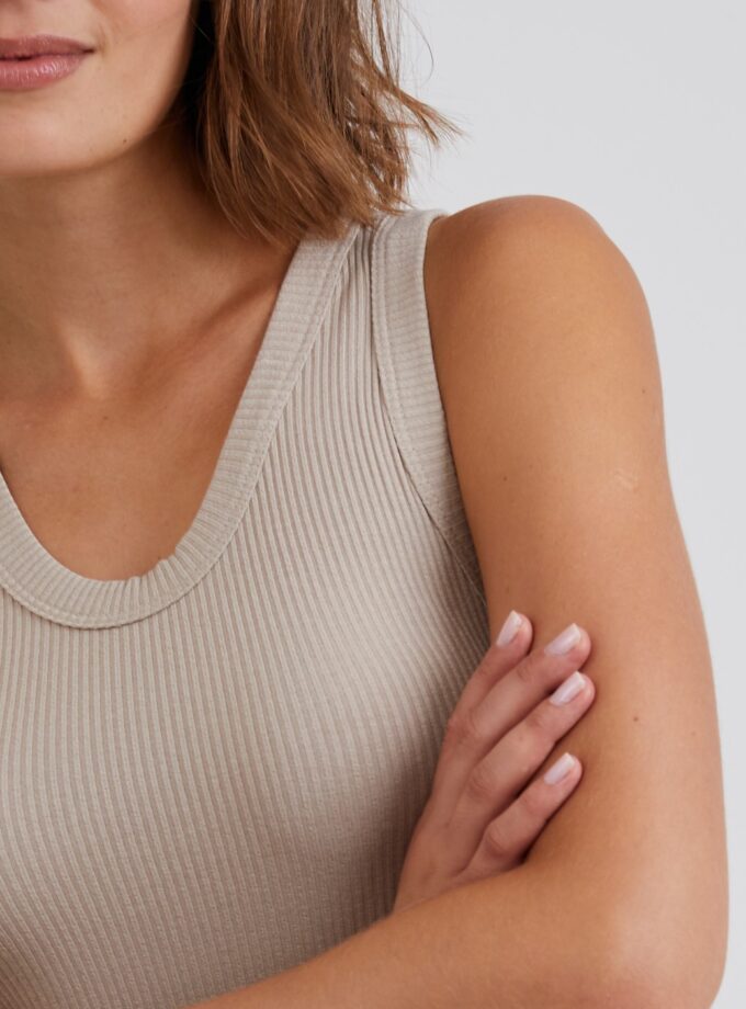 CAMISETA COLOR TAUPE MI AND CO