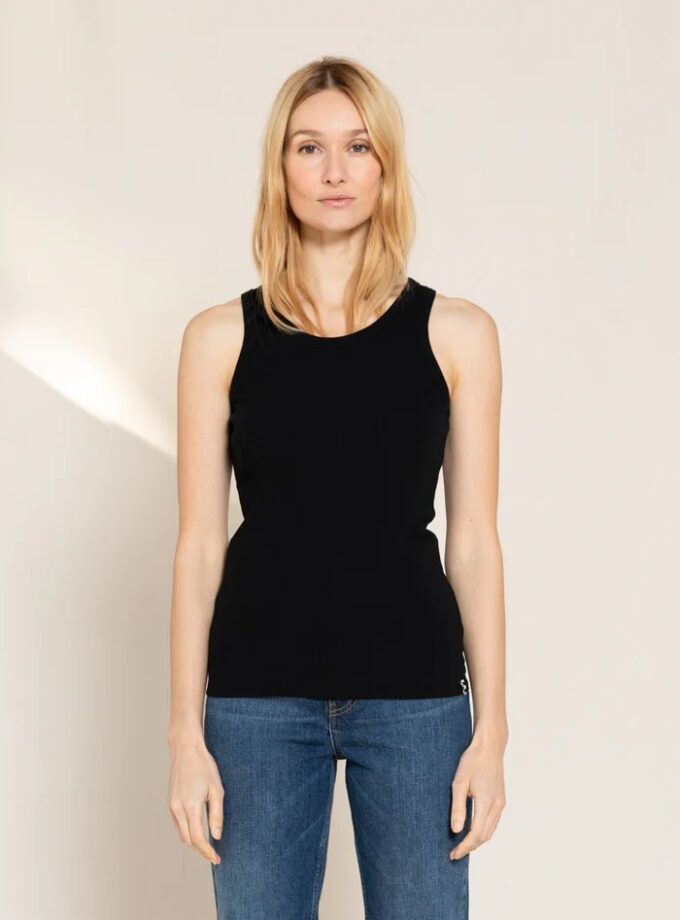 CAMISETA COLOR NEGRO FINGER IN THE NOSE