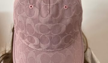 GORRA  COLOR MALVA COACH