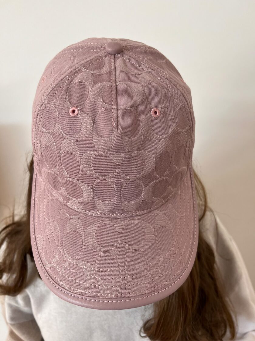 GORRA  COLOR MALVA COACH