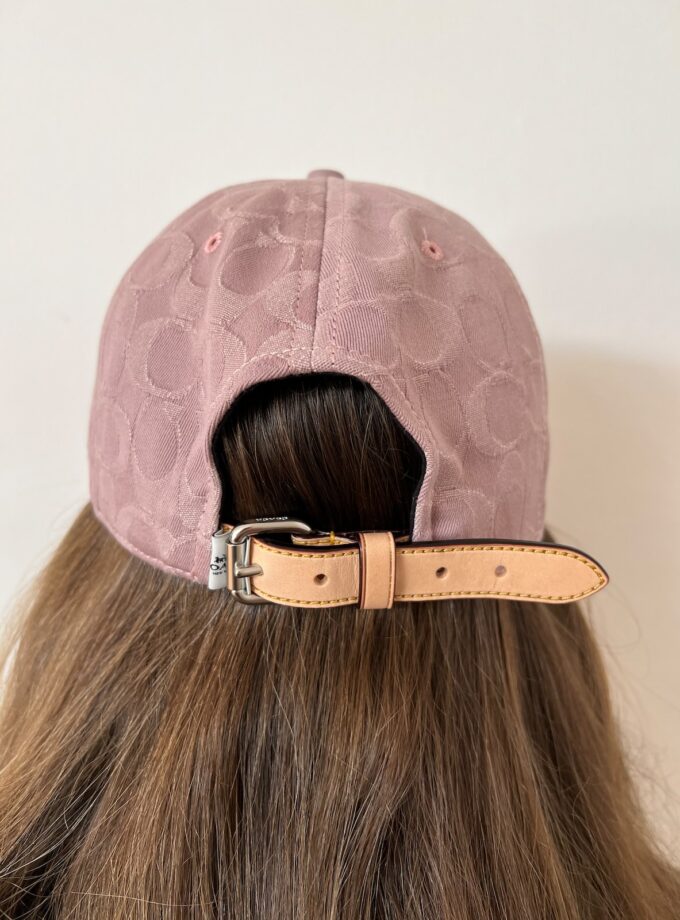 GORRA COLOR MALVA COACH
