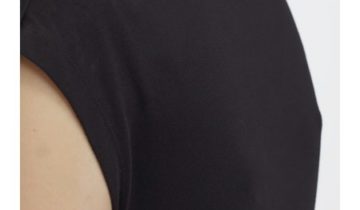 CAMISETA  COLOR NEGRO CLOSED