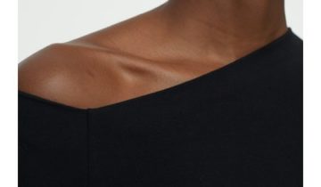 CAMISETA  COLOR NEGRO CLOSED