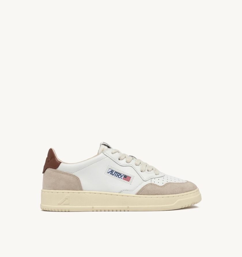 MEDALIST LOW ZAPATILLAS EN PIEL BLANCO Y MARRÓN Autry