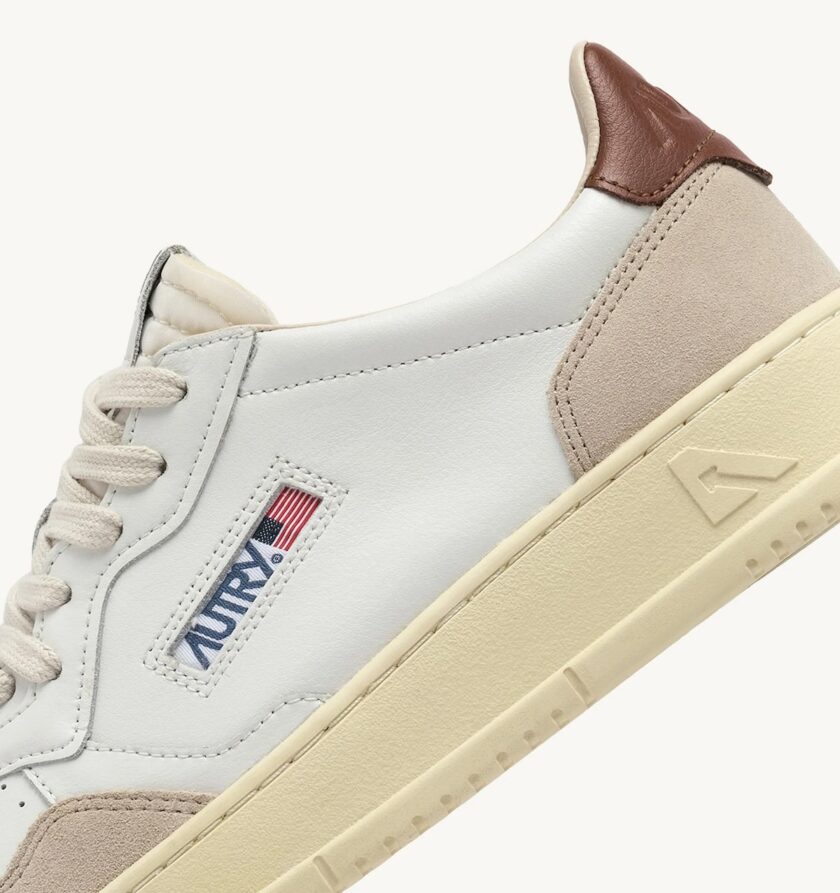 MEDALIST LOW ZAPATILLAS EN PIEL BLANCO Y MARRÓN Autry - Imagen 2