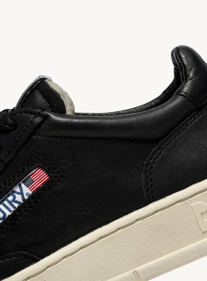 MEDALIST LOW EN NAPA NEGRA SUPERSUAVE Autry