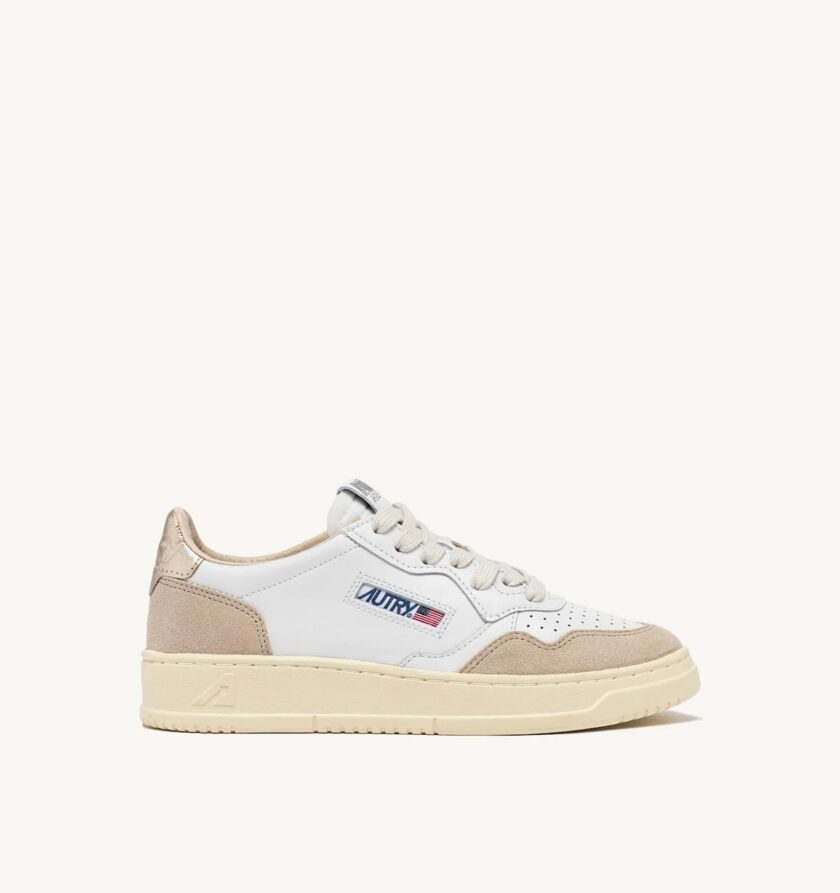 MEDALIST LOW SNEAKERS EN PIEL BLANCA Y DORADA Autry