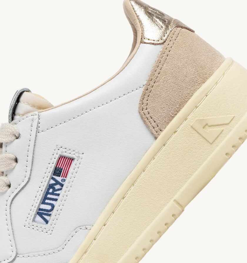 MEDALIST LOW SNEAKERS EN PIEL BLANCA Y DORADA Autry - Imagen 2