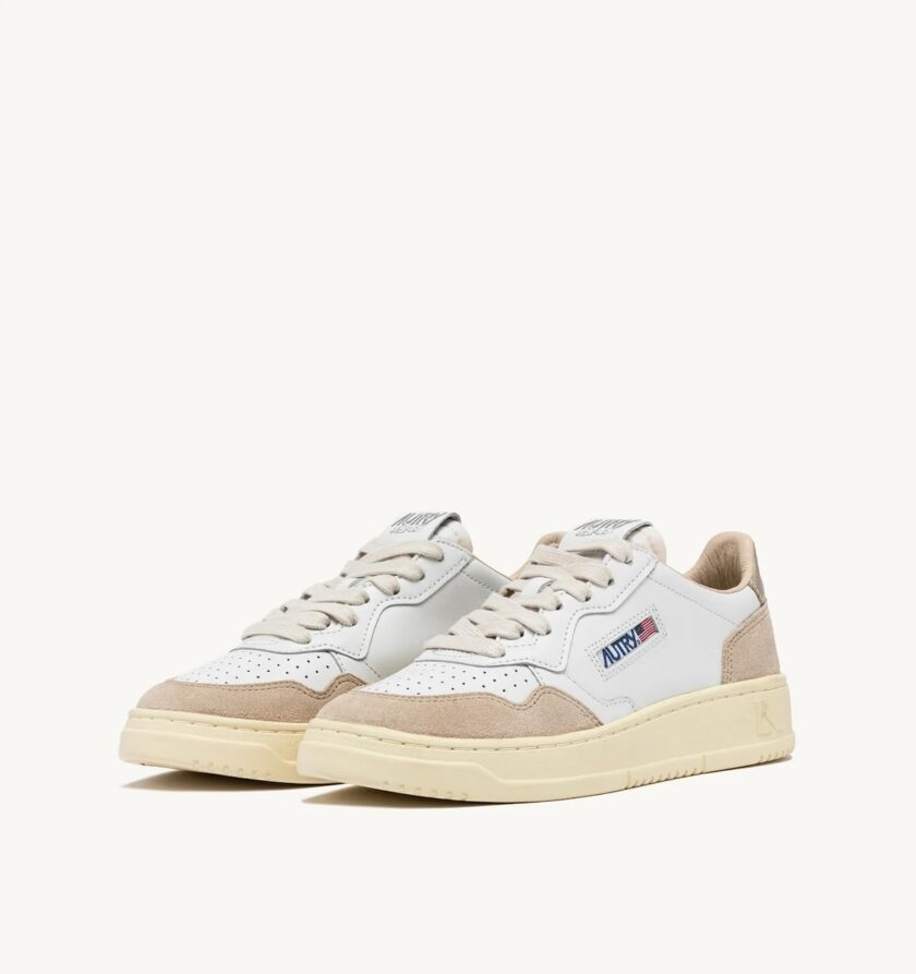 MEDALIST LOW SNEAKERS EN PIEL BLANCA Y DORADA Autry - Imagen 3