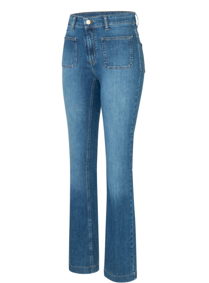 Corte acampanado confeccionado en denim muy elástico. Con un aspecto vintage. MAC