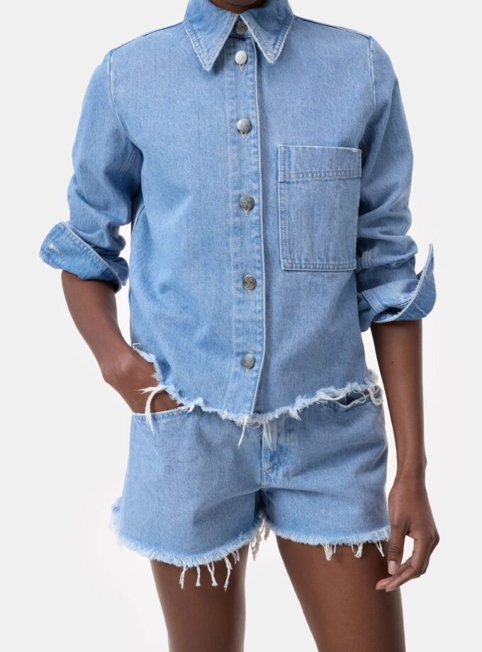 CAZADORA  COLOR Azul lavado. CLOSED