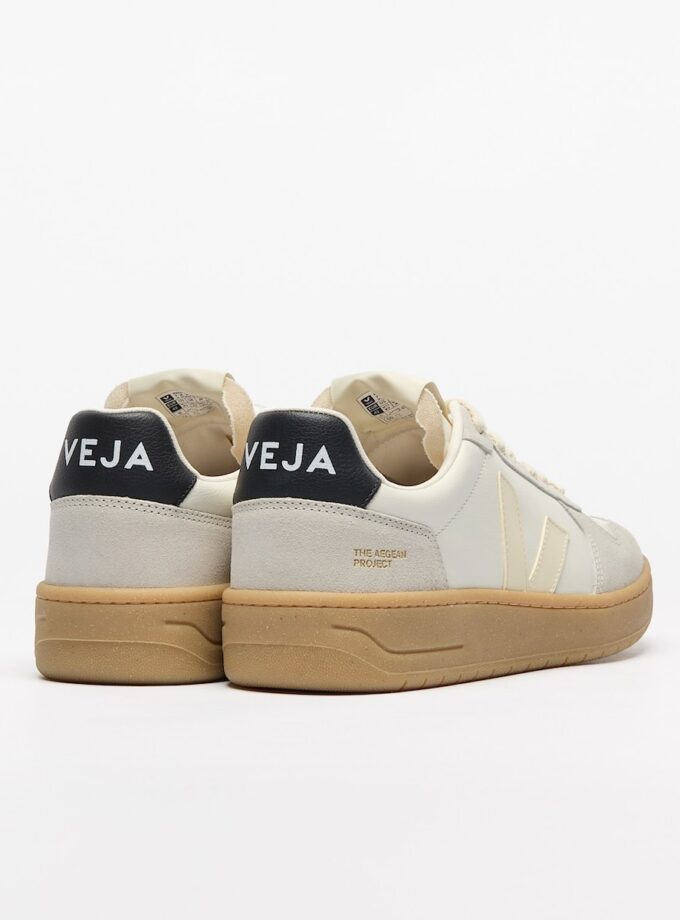 V-82 LEATHER PURE CALCAIRE BLACK VEJA