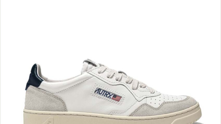 ZAPATILLAS MEDALIST LOW DE PIEL BLANCA Y AZUL Y ANTE BEIGE Autry