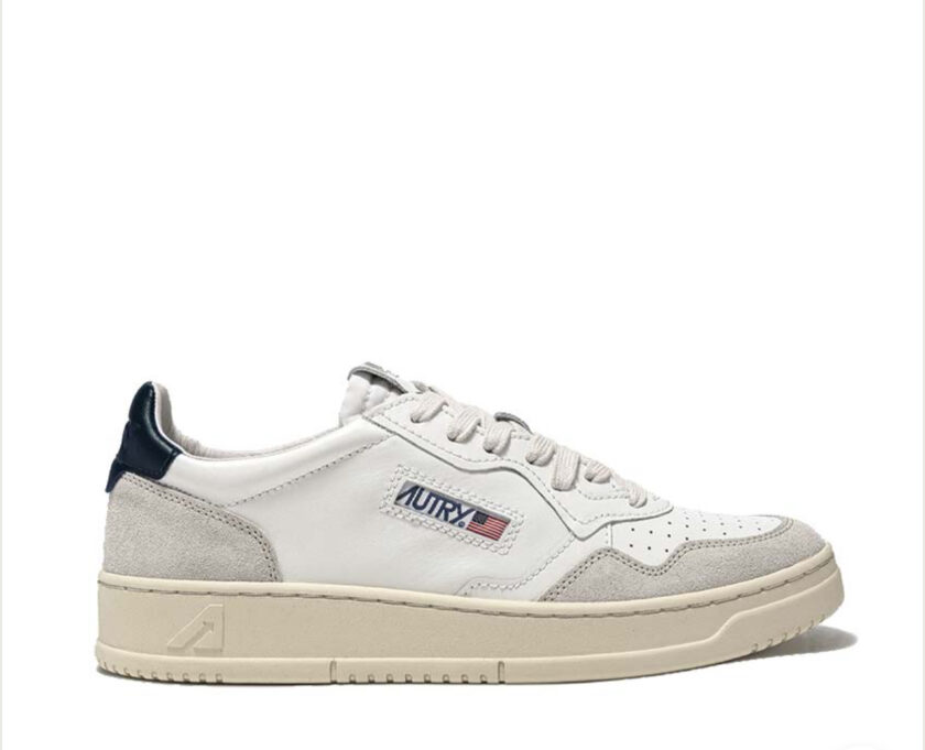 ZAPATILLAS MEDALIST LOW DE PIEL BLANCA Y AZUL Y ANTE BEIGE Autry