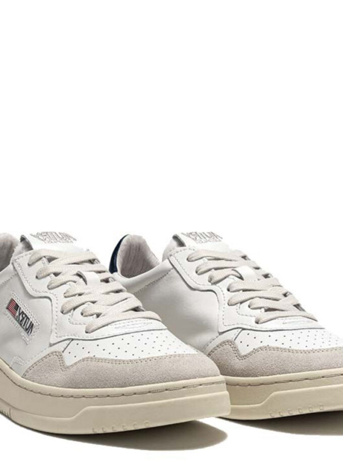 ZAPATILLAS MEDALIST LOW DE PIEL BLANCA Y AZUL Y ANTE BEIGE Autry