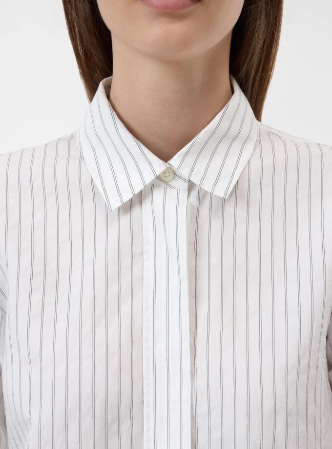 Blusa clásica confeccionada en mezcla de modal. CLOSED