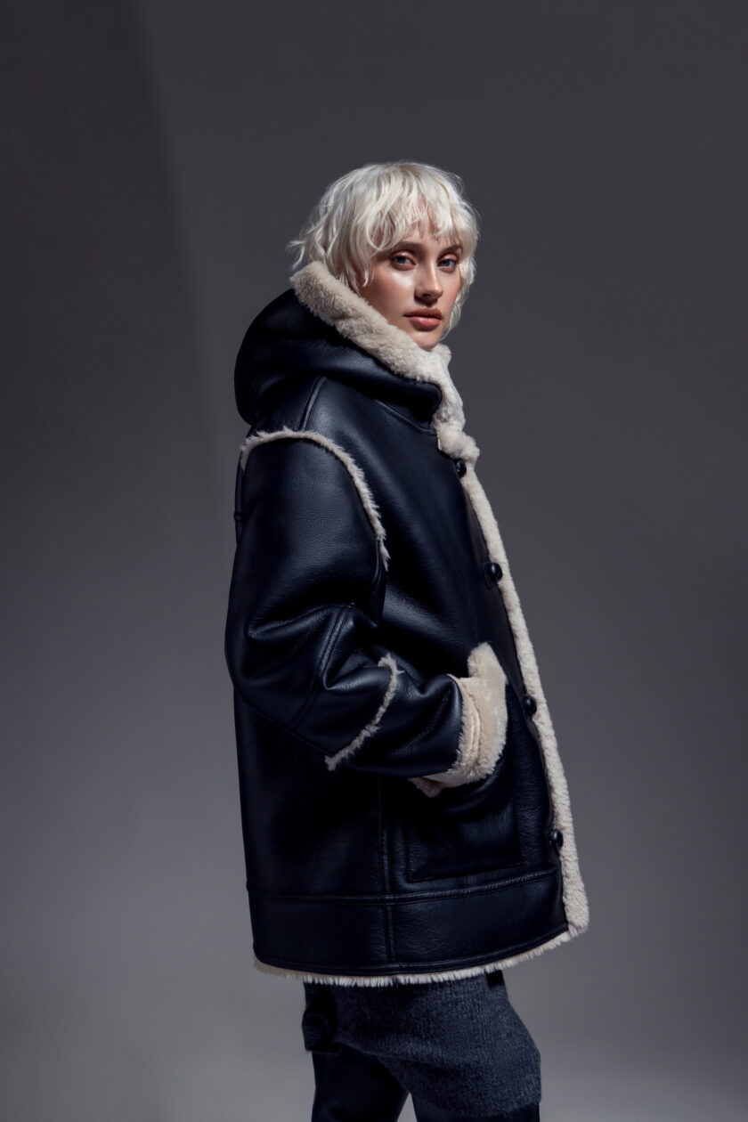 Chaqueta con capucha de Ecopiel y borreguito VEGANCODE - Imagen 2