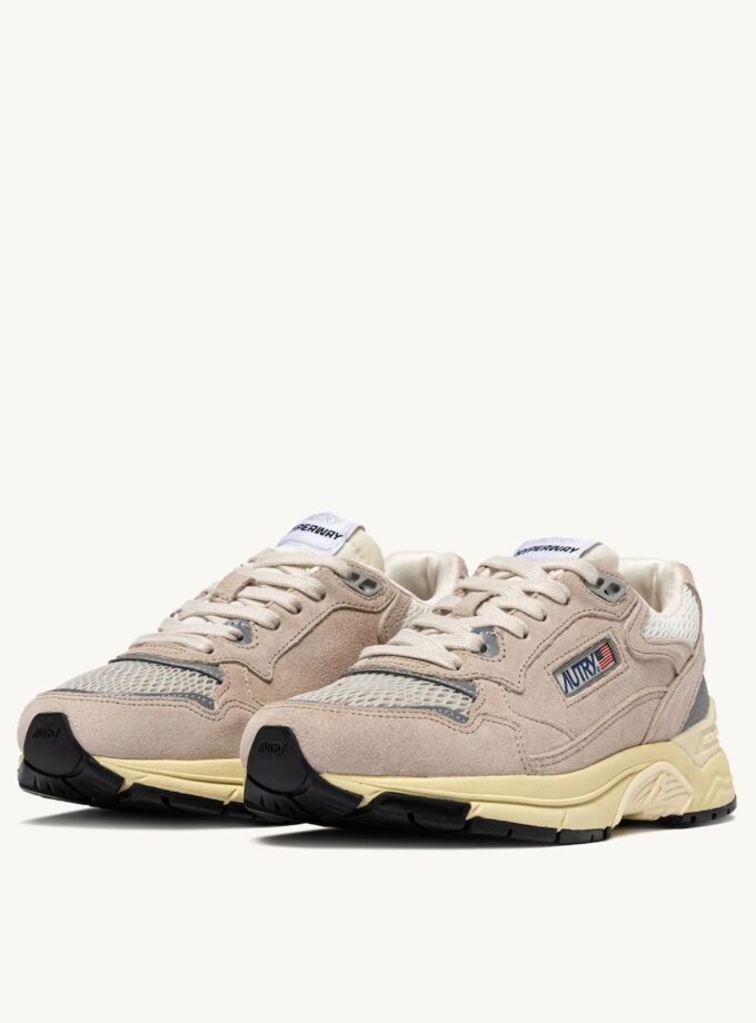 Zapatillas HYPERWAY de malla y ante en color arena y plata Autry