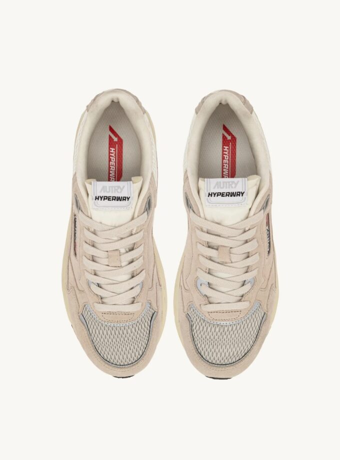Zapatillas HYPERWAY de malla y ante en color arena y plata Autry