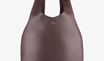 Bolso Le Neige minimalista atemporal en piel granulada color marron. A.P.C.