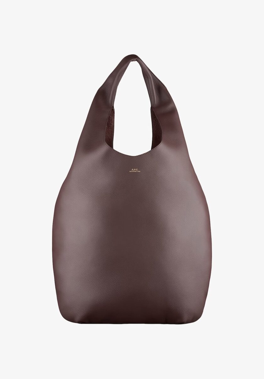 Bolso Le Neige minimalista atemporal en piel granulada color marron. A.P.C.