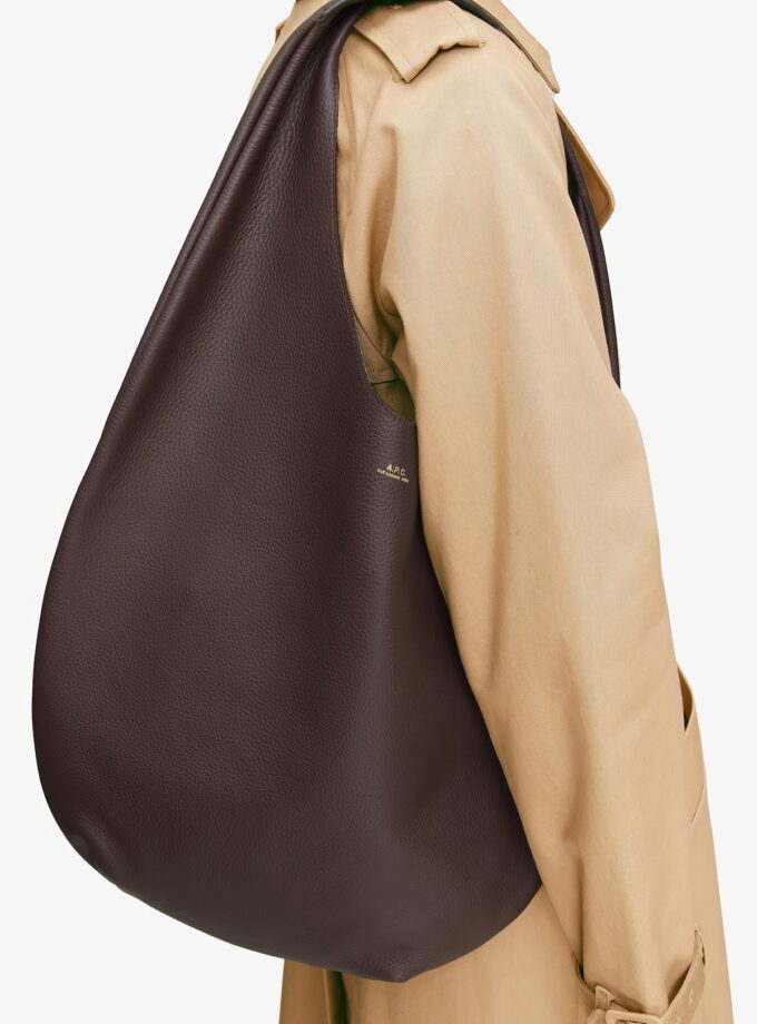 Bolso Le Neige minimalista atemporal en piel granulada color marron. A.P.C.