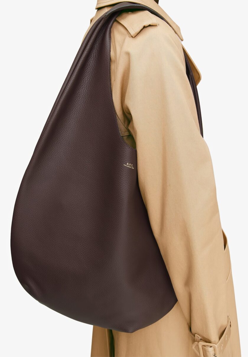Bolso Le Neige minimalista atemporal en piel granulada color marron. A.P.C. - Imagen 2