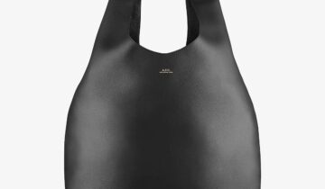 Bolso Le Neige minimalista atemporal en piel granulada de color negro. A.P.C.