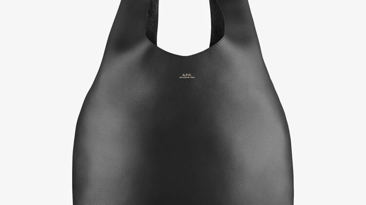 Bolso Le Neige minimalista atemporal en piel granulada de color negro. A.P.C.