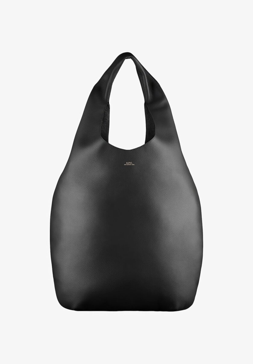 Bolso Le Neige minimalista atemporal en piel granulada de color negro. A.P.C.