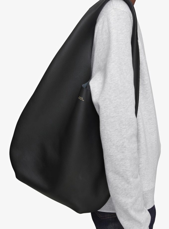 Bolso Le Neige minimalista atemporal en piel granulada de color negro. A.P.C.