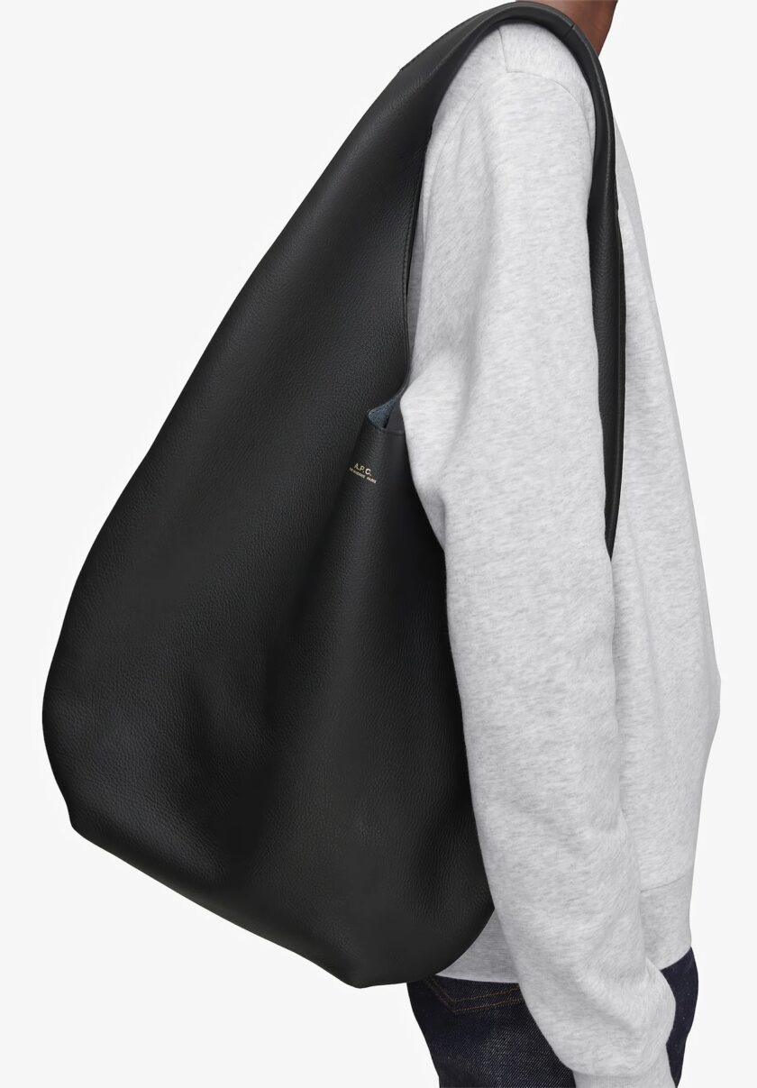 Bolso Le Neige minimalista atemporal en piel granulada de color negro. A.P.C. - Imagen 2