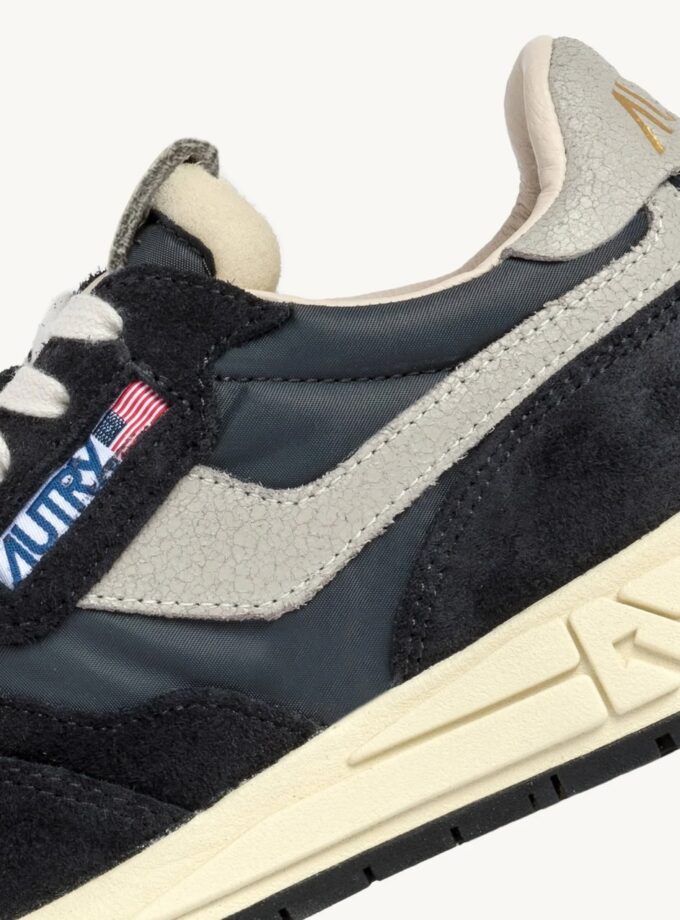 ZAPATILLAS COLOR AZUL MARINO Autry