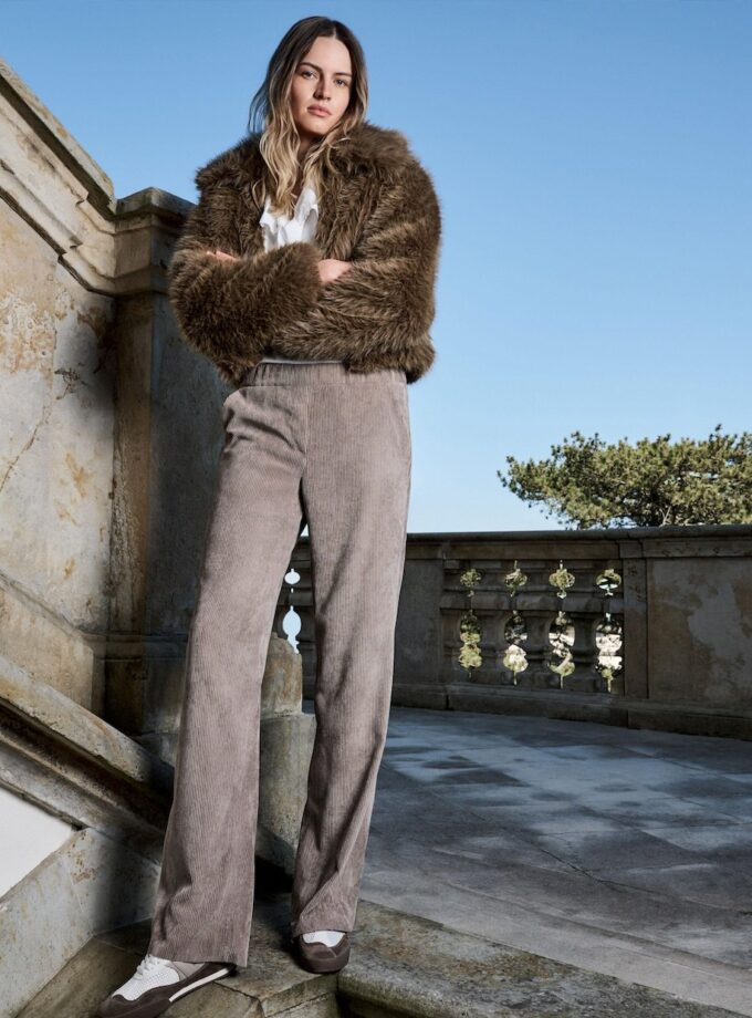 Pantalón corte ancho CHIARA, confeccionado en pana ancha, ligera y fluida. MAC