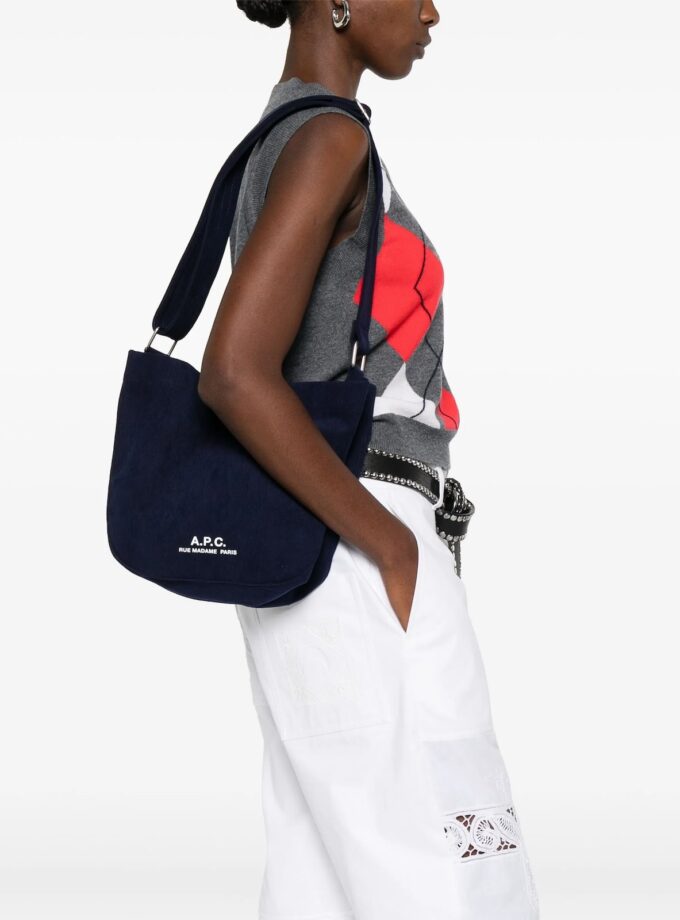 Bolso bandolera de pana color azul marino oscuro. A.P.C.