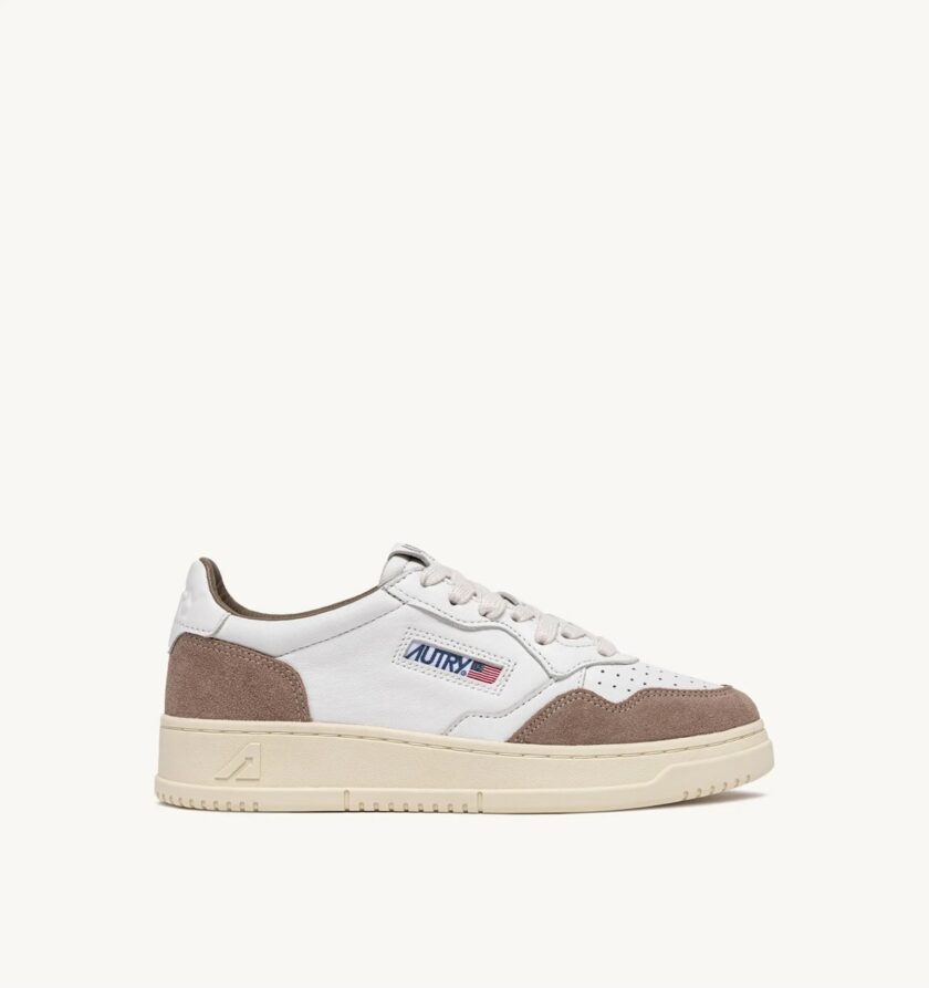Zapatillas Medalist low de piel blanca y ante tobacco Autry