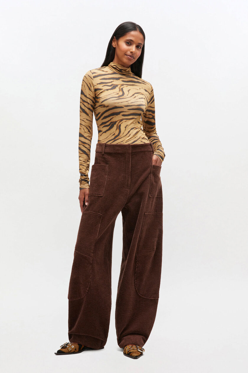 Pantalones curvos de pana marrón GANNI - Imagen 2