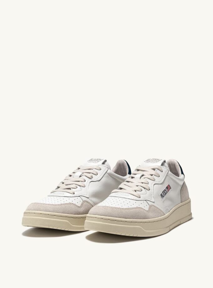 ZAPATILLAS MEDALIST LOW DE PIEL BLANCA Y AZUL Y ANTE BEIGE Autry