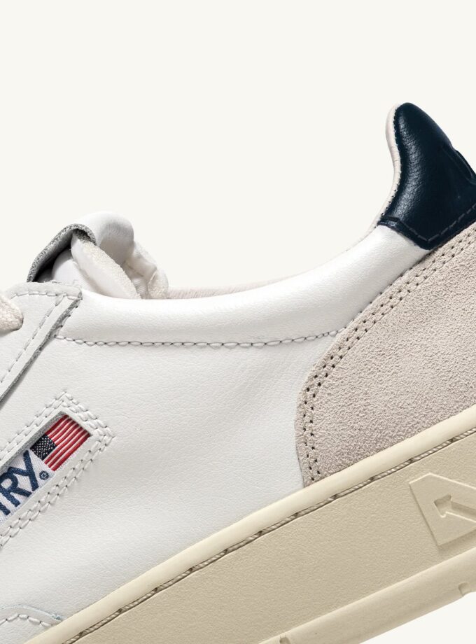 ZAPATILLAS MEDALIST LOW DE PIEL BLANCA Y AZUL Y ANTE BEIGE Autry
