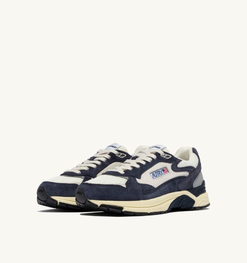 ZAPATILLAS HYPERWAY EN MALLA Y SEDA AZUL ESPACIAL Y PLATA Autry - Imagen 3