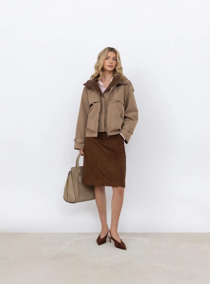 Parka corta con capucha desmontable en color camel URBANCODE