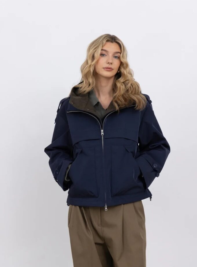 Parka corta con capucha desmontable en azul marino URBANCODE